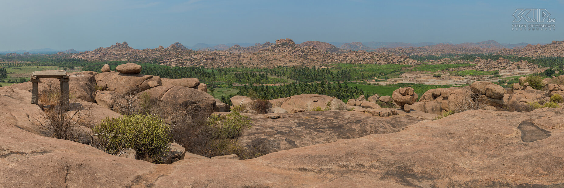 Hampi - Malyavanta heuvel Op de top van Malyavanta heuvel heb je een prachtig zicht over Hampi met heuvels en indrukwekkende rotsblokken en groene valleien met palmbomen. Stefan Cruysberghs